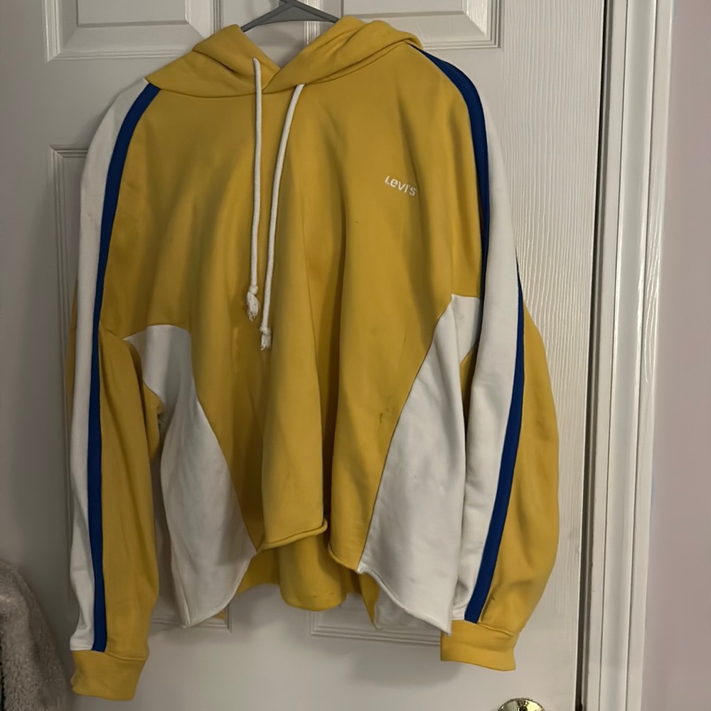 Yellow Levi’s cropped sweatshirt